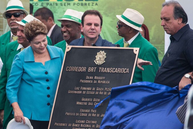 De Braziliaanse president Dilma Rousseff (links) onthult een steen bij de opening van de nieuwe buslijn