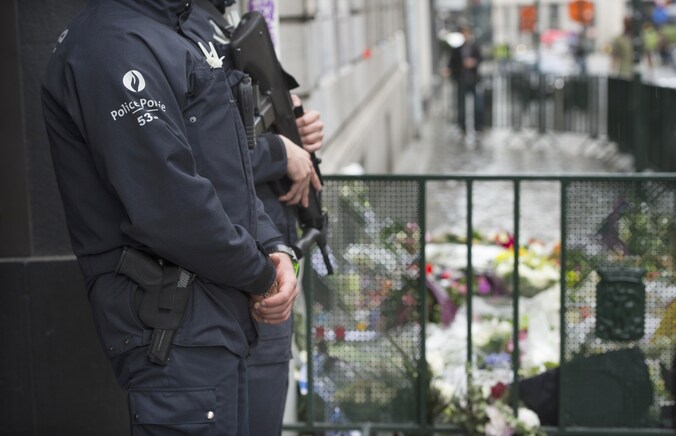 Agenten houden de wacht bij het Joods Museum in Brussel.
