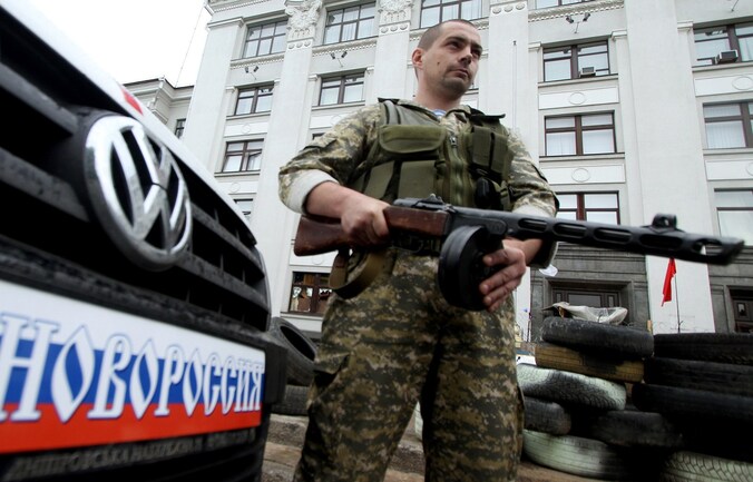 Een gewapende pro-Russische militair voor het bezette regionale overheidsgebouw.