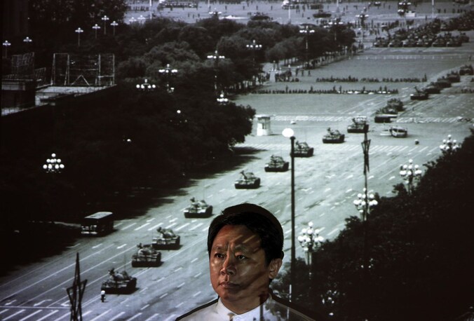 Fotograaf Sin Wai-keung poseert voor de iconische foto die hij in 1989 trok.