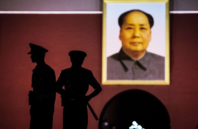 Militairen voor het portret van Mao Zedong op het Plein van de Hemelse Vrede in Beijing