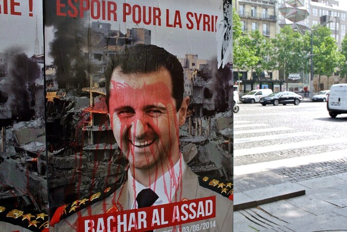 Een nepverkiezingsposter die anti-Assad-activisten hebben opgehangen in Parijs