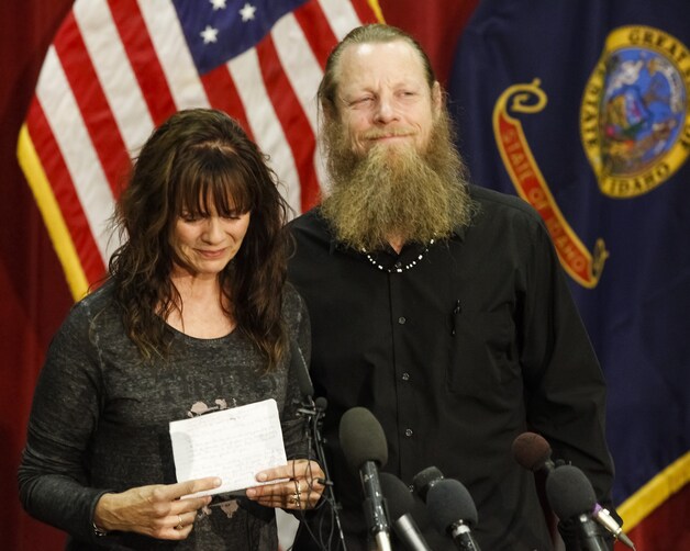 De ouders van Bergdahl zijn blij dat hun zoon naar huis komt. Vader Bob liet nadat zijn zoon verdween in 2009 zijn baard staan. Hij leerde wat woorden Arabisch en de Afghaanse taal Pashtu. Hij sprak tijdens de persconferentie ook de Afghanen toe.