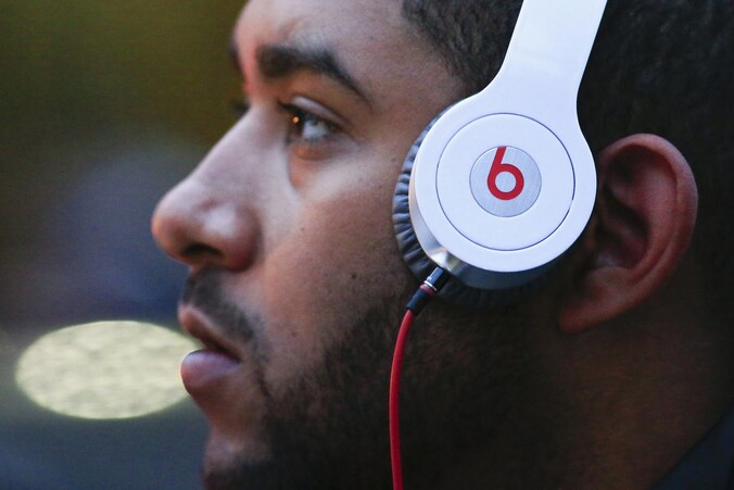 Apple deed in mei zijn grootste overname ooit: het betaalde 3 miljard dollar (2,2 miljard euro) voor koptelefoonfabrikant Beats Electronics, het bedrijf van rapper Dr. Dre en Jimmy Iovine.