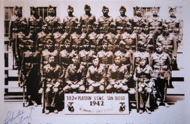 Chester Nez (voor links) in 1942 met zijn groep Navajocode-sprekers