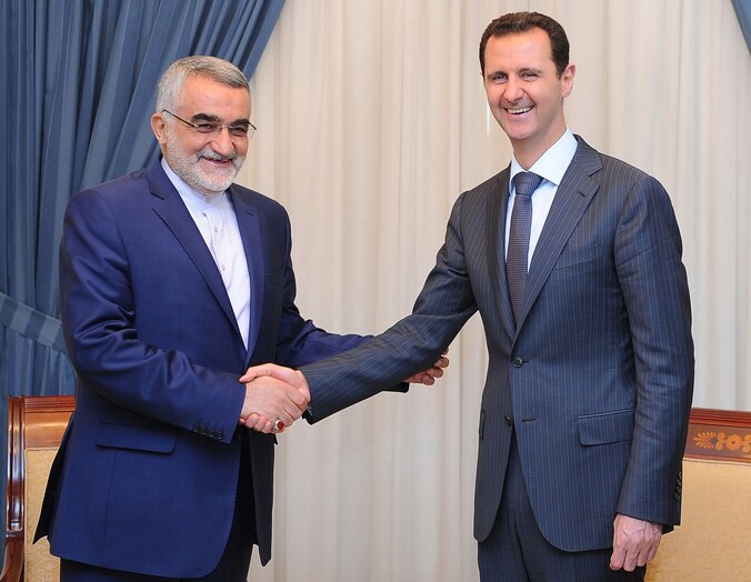 De Syrische president Bashar al-Assad met de Iraanse voorzitter van de parlementscommissie voor Buitenlandse Zaken, Alaeddin Boroujerdi.