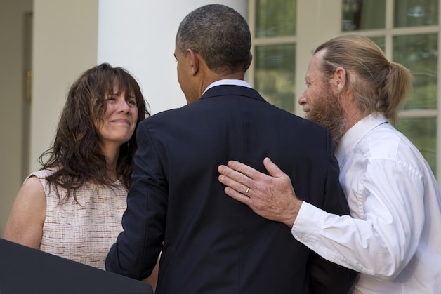 President Obama met Jani en Bob Bergdahl, de ouders van de vrijgelaten militair Bowe Bergdahl.