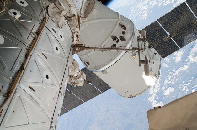 SpaceX Dragon gekoppeld aan de ISS.
