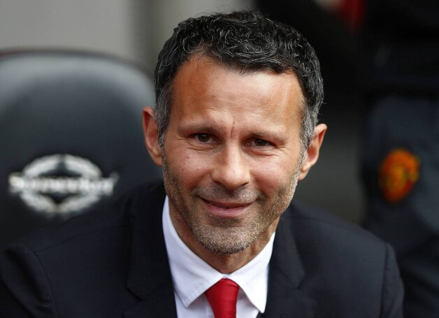 Ryan Giggs stopt zijn spelerscarrière en wordt de eerste assistent van Van Gaal.