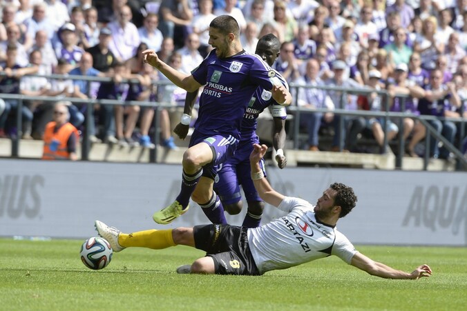 Voor deze tackle op Mitrovic kreeg Persoons gisteren rood
