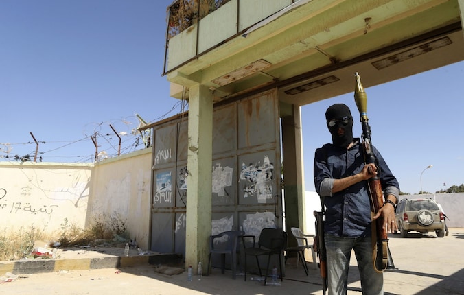 Een gewapende militair van de Libische strijdkrachten in Benghazi.