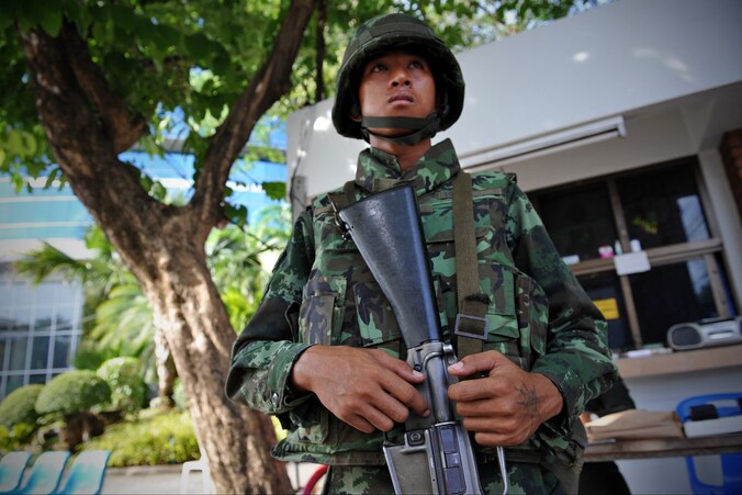 Een militair voor de nationale omroep in Bangkok.