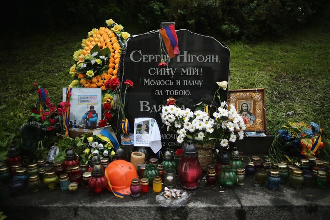 Een grafsteem markeert de plek waar de eerste dode viel tijdens de onlusten op het Onafhankelijkheidsplein in Kiev.