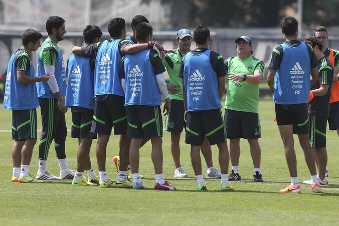 De Mexicaanse bondscoach Miguel Herrera spreekt zijn team toe tijdens een training.