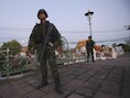 Thaise soldaten houden de wacht bij de marmeren tempel in Bangkok, een belangrijke toeristische attractie.
