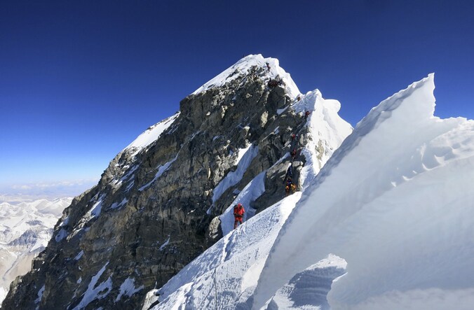 Voor het eerst sinds de lawine die vorige maand aan 16 sherpa's het leven kostte, heeft een klimmer vanuit Nepal de Mount Everest bedwongen.