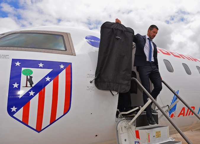 Diego Simeone komt met Atlético Madrid aan op het vliegveld in Lissabon.