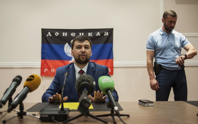 De leider van de "volksrepubliek" in Donetsk, Denis Pushilin, spreekt de media toe.