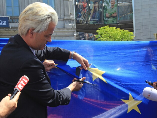Geert Wilders knipt een ster uit de Europese vlag