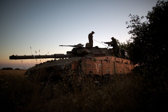 Israëlische soldaten op een tank bij checkpoint Quneitra aan de grens met Syrië.