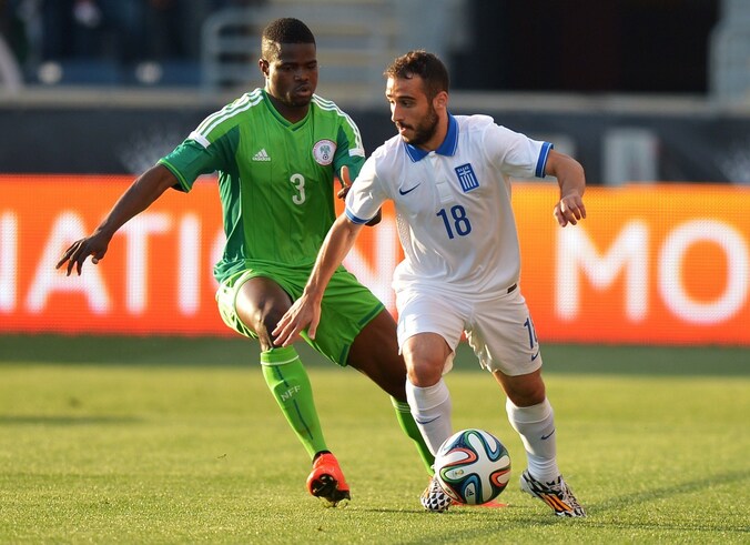 Elderson Echiejile (l) is met een blessure afgevallen bij Nigeria.