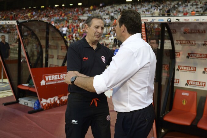 Leekens schudt de hand van Wilmots
