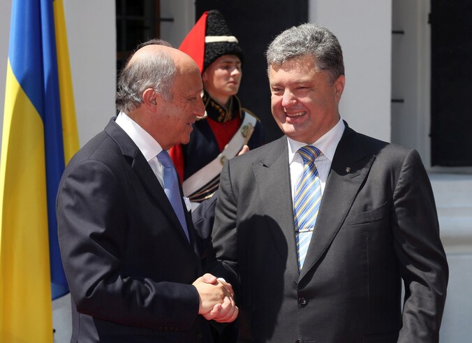 De Franse minister van Buitenlandse Zaken Laurent Fabius (links) en de Oekraïnse president Petro Porosjenko.