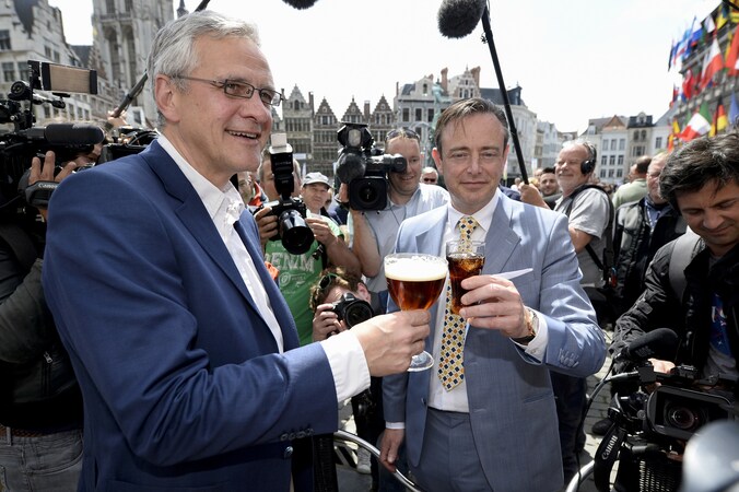 Nog voor de uitslag bekend was tikten Kris Peeters en Bart De Wever op de Antwerpse Grote Markt op verkiezingsdag een 'bolleke' en een cola light. Het zou wel eens kunnen dat ze toen al klonken op Peeters als toekomstig premier.