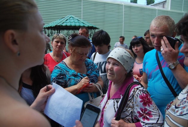 Mensen voor een kantoor van de Russische Federale Migratiedienst. Ze claimen dat ze gevlucht zijn vanuit Oekraïne en proberen een vluchtelingenstatus te verkrijgen.