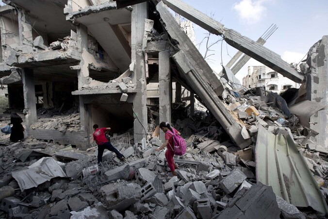 Palestijnse kinderen keren terug naar hun verwoeste huizen in Gaza.