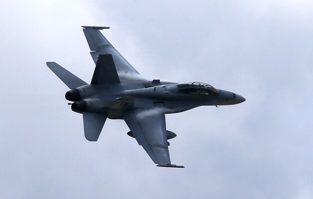 Twee F/A-18-gevechtsvliegtuigen dropten bommen op de IS-stellingen.