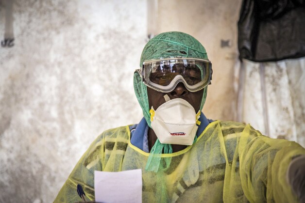 Een gezondheidswerker in Sierra Leone.