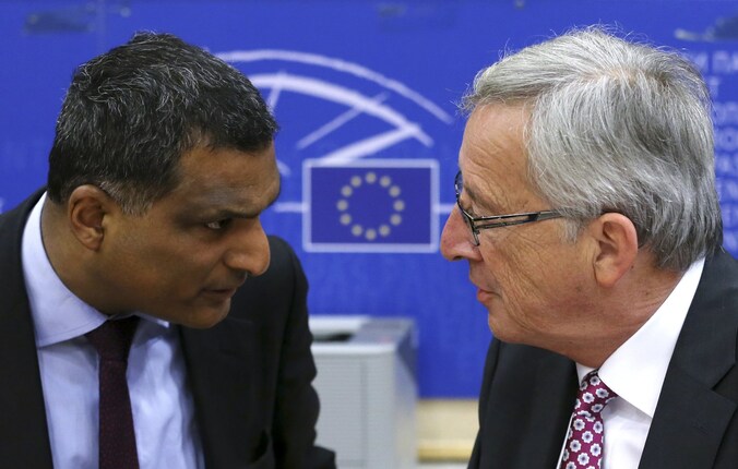 ECR-fractieleider Syed Kamall (links) in gesprek met Jean-Claude Juncker.