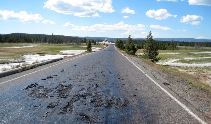 De Firehole Lake Drive brengt toeristen naar de Great Fountain Geyser, White Dome Geyser en Firehole Lake.