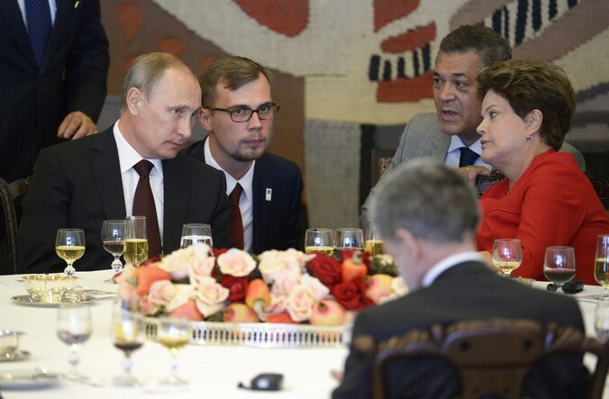 De Russische president Poetin in gesprek met de leiders van de BRICS-landen. Rechts de president van Brazilië, Dilma Rousseff.