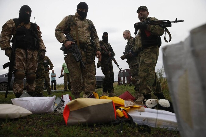 Pro-Russische separatisten bij de crashzone in Oost-Oekraïne.