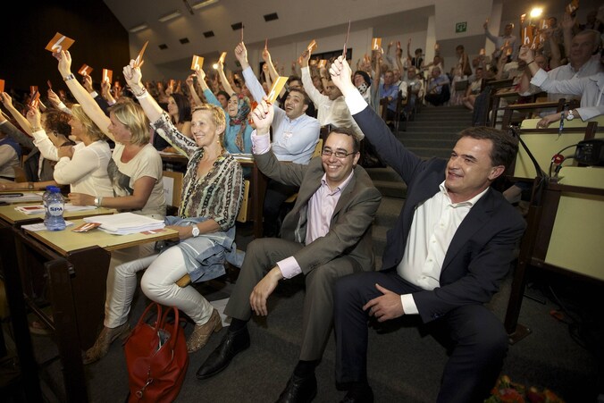 De congresleden, voorzitter Lutgen (rechts) op kop, keurden de regeringsdeelnames goed.