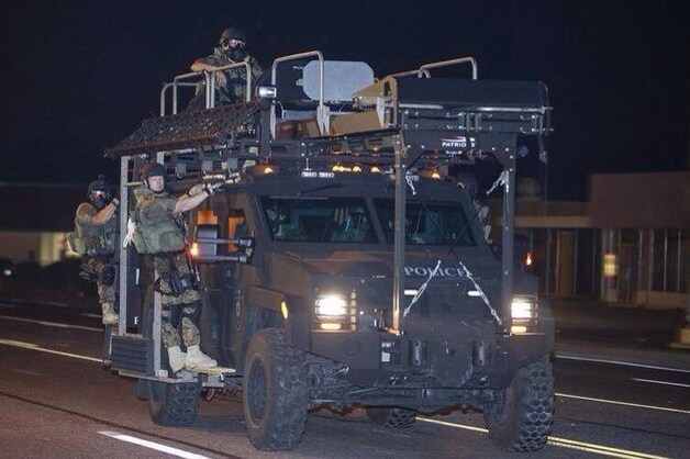 Een MRAP (Mine-Resistant Ambush Protected) in Ferguson.