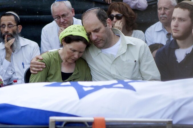 De ouders van Naftali Frankel op de dag van zijn begrafenis.