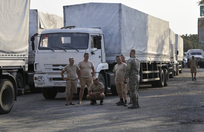 De Russische trucks in Loehansk.