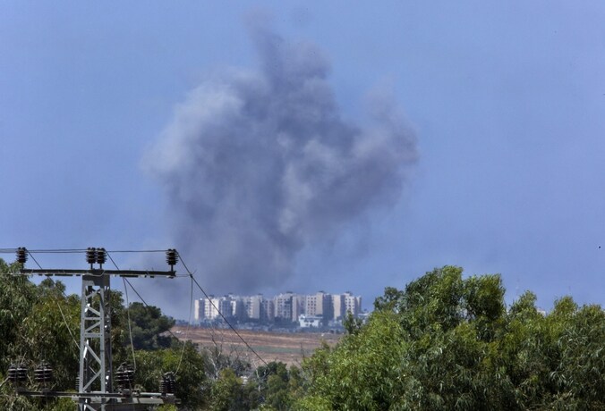 Een rookkolom na een Israëlische luchtaanval op de noordelijke Gazastrook.