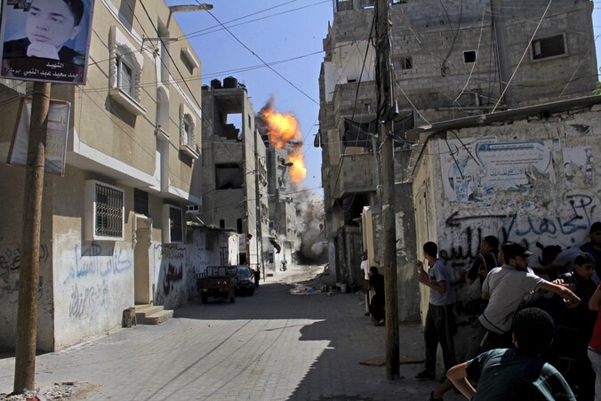 Palestijnen zoeken beschutting tijdens een Israëlische luchtaanval op Rafah in de zuidelijke Gazastrook vandaag.