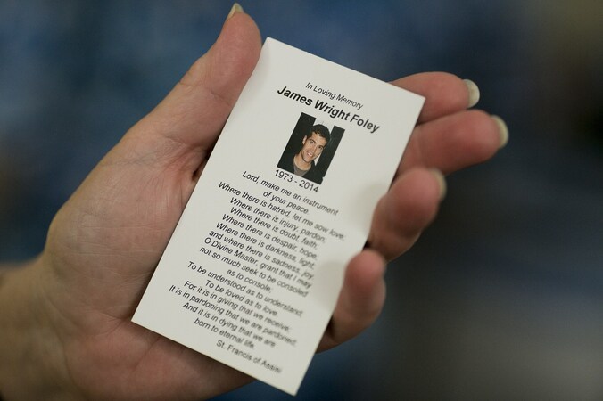 Een doodsprentje van de door de Islamitische Staat (IS) onthoofde Amerikaanse journalist James Foley.