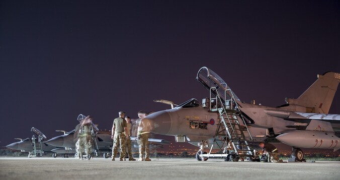 Brits militair vliegtuig met hulpgoederen.
