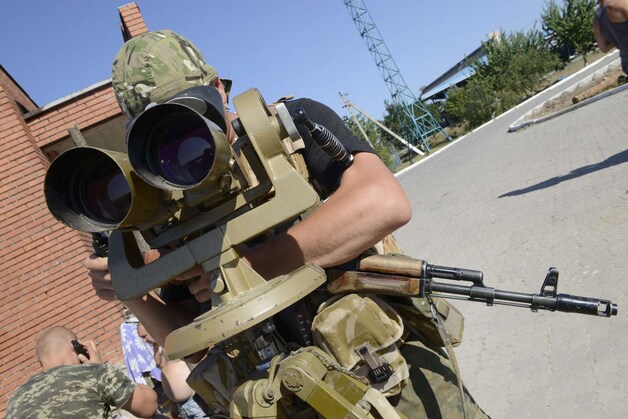 Een Oekraïense grenswacht bij de grens met Rusland
