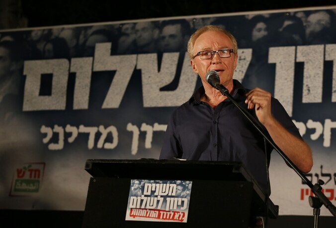 De Israëlische auteur David Grossman tijdens een demonstratie voor vrede in Tel Aviv.