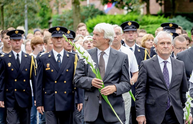 Burgemeester Pieter Broertjes (rechts) liep voorop in de stille tocht door Hilversum.