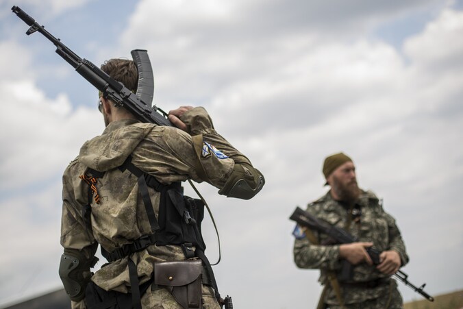 Gewapende pro-Russische rebellen houden de wacht bij de crashsite.