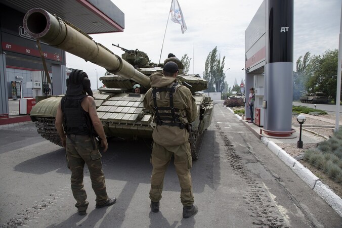 Separatisten tanken in een benzinestation in Snizjne.
