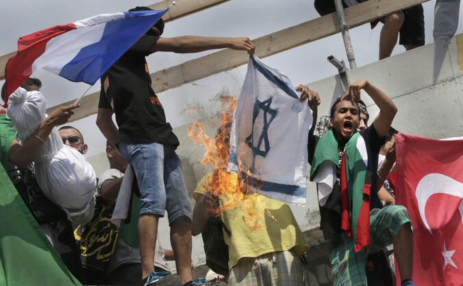 Betogers in Parijs staken vorige zaterdag de Israëlische vlag in brand.